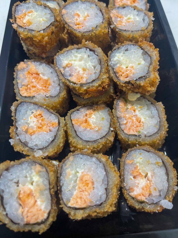 Bandeja de Hots cortados, com recheio de salmão e cream cheese