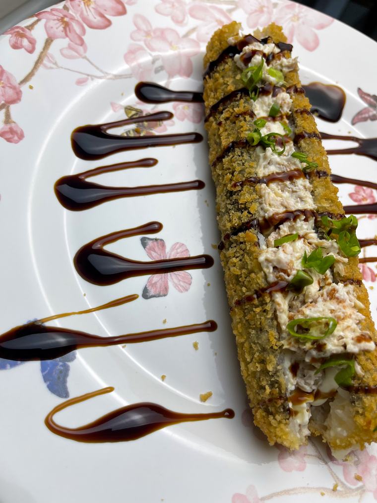 Hot Especial empratado, finalizado com molho e cebolinha
