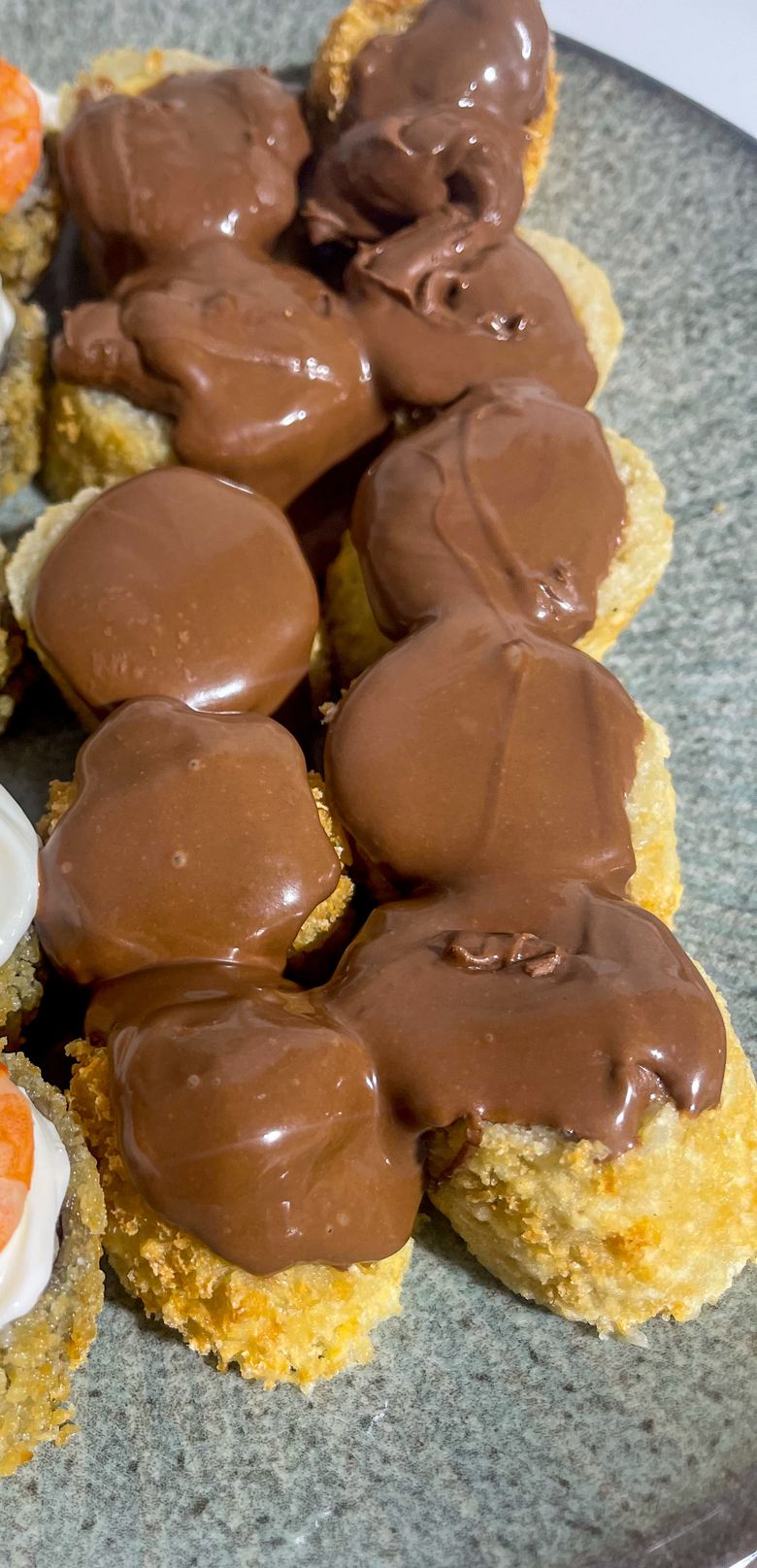 Hot de Banana com Chocolate, peças cobertas com chocolate derretido