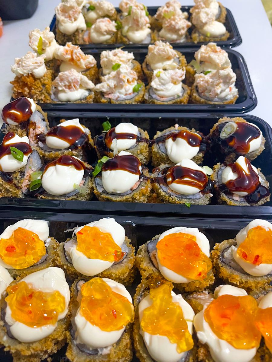 Várias bandejas de Hots com coberturas diferentes: kani, molho tarê e geleia de pimenta